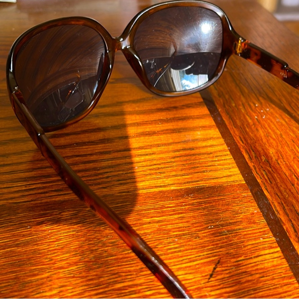 Sunglasses w / tags